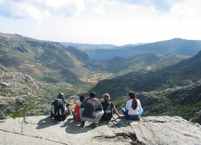 Uitrusten tiUitrusten tijdens een wandeling in de Serra da Estrela, het hoogste gebergte van Portugal.