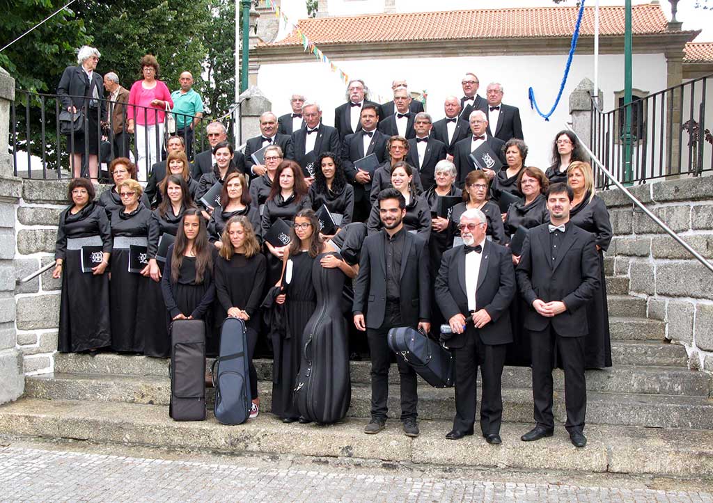 Groepsportret van het koor bij Capela de Santa Ana in Oliveira do Hospital., Portugal