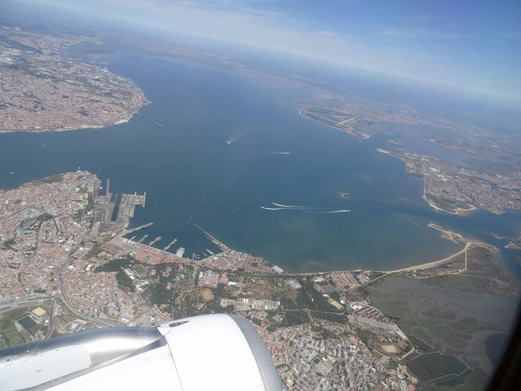 Altijd spectaculair: aanvliegroute naar het vliegveld in Lissabon. Geen idee of het een broodje aap verhaal is, maar mij is ooit verteld dat bij een eventuele calamiteit bij het aanvliegen van Lissabon de piloot het vliegtuig de Taag in moet sturen i.p.v. boven op de stad neer te storten. Daarom vliegen de meeste toestellen vanaf de zuidkant richting luchthaven en maken ze boven de Taag een scherpe bocht.