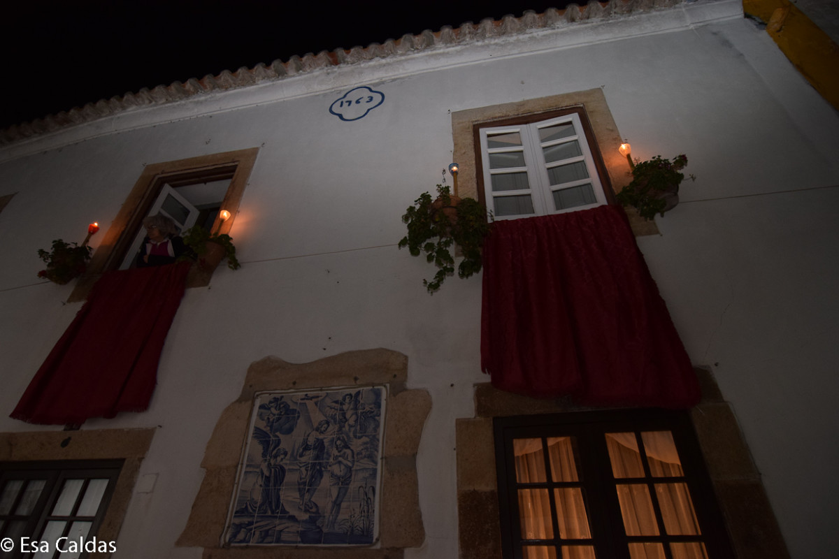 Tijdens de begrafenis van Christus in de Semana Santa is Óbidos schaars verlicht.