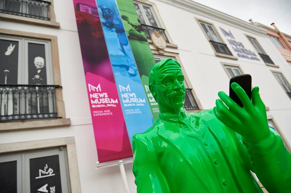 Beeld van journalist en schrijver Eça de Queiroz voor de ingang van het Newsmuseum