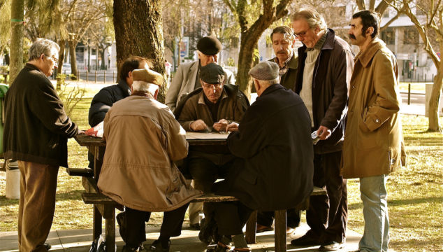 spelende Portugese mannen in het park