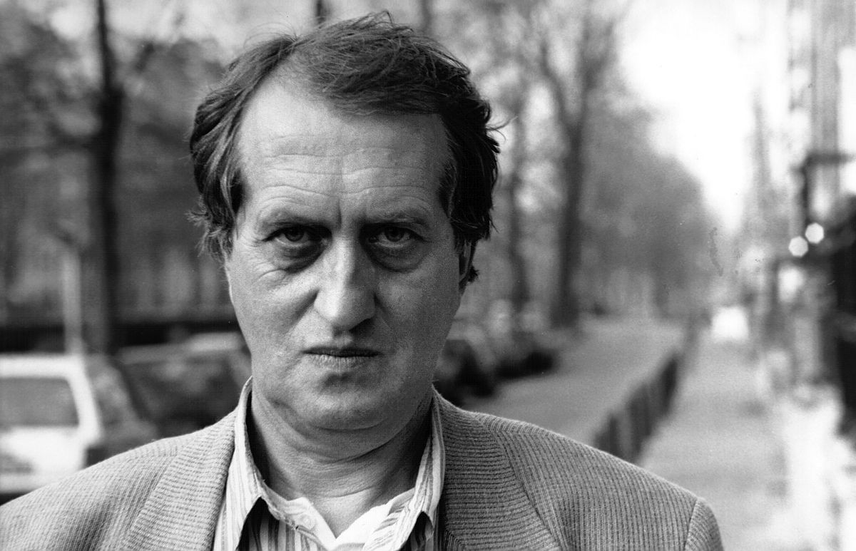 Portretfoto van Gerrit Komrij in 1996.