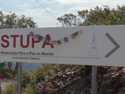 Stupa tebetaans monument in de algarve portugal