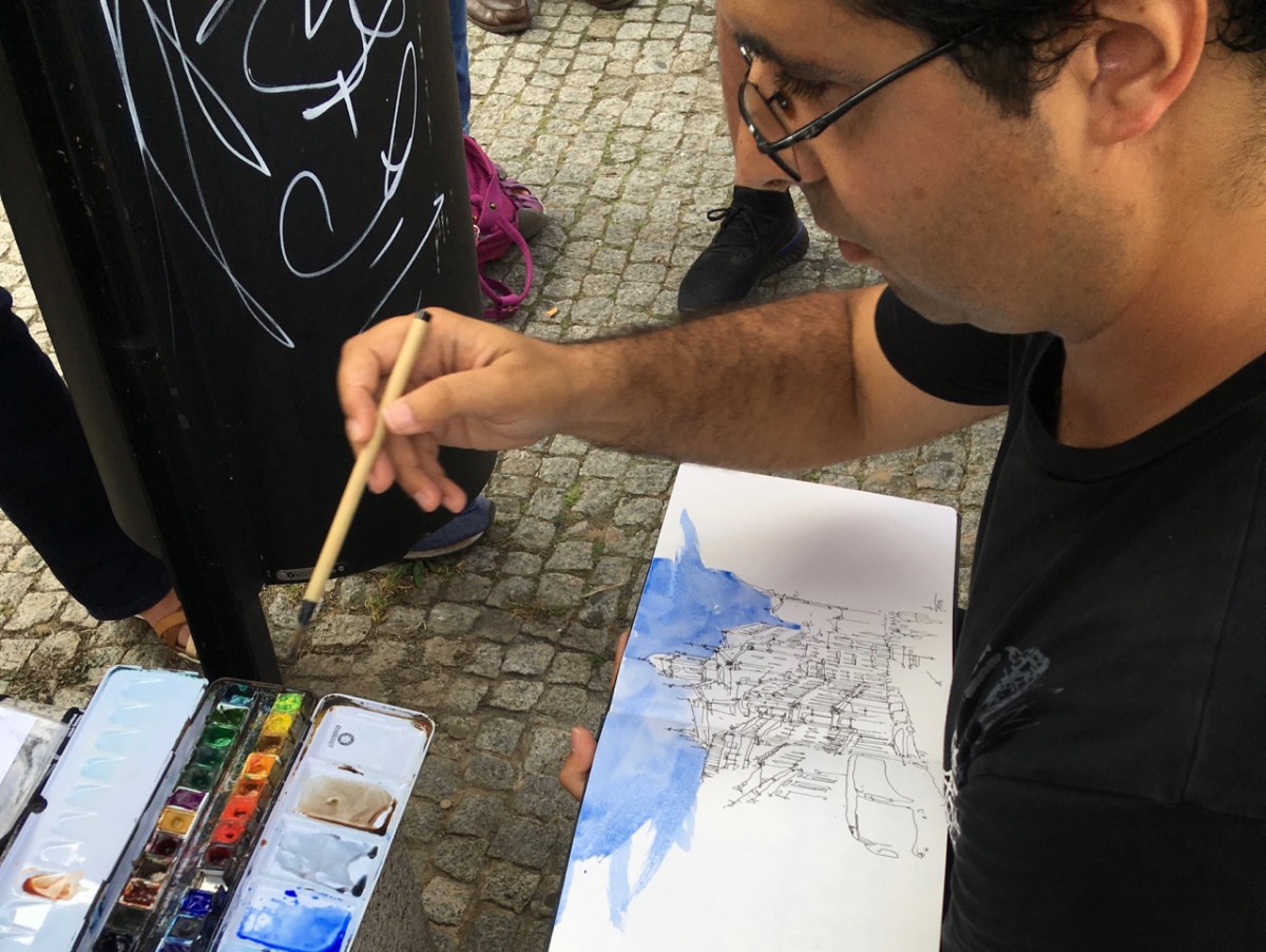 Pedro Alves, een Portugese urban sketcher, geeft een demo