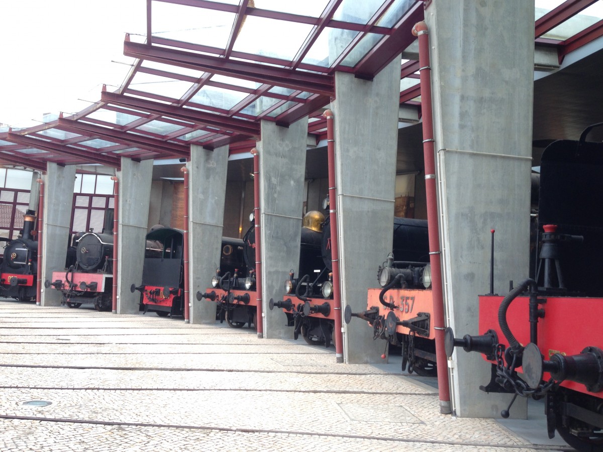 treinen in een hangar