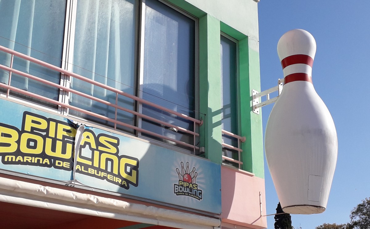 Bowling pin aan de muur in de Marina van Albufeira