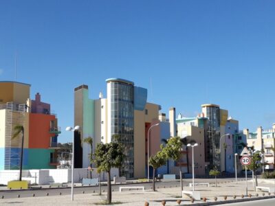 Veelkleurige gebouwen in de bijzondere architectuur van de marina van Albufeira, door architect Tomas Taveira