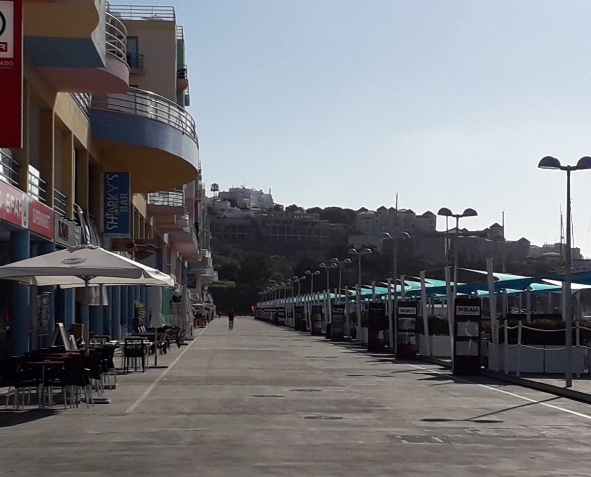 Restaurantboulevard van de Marina van Albufeira in de vroege ochtend