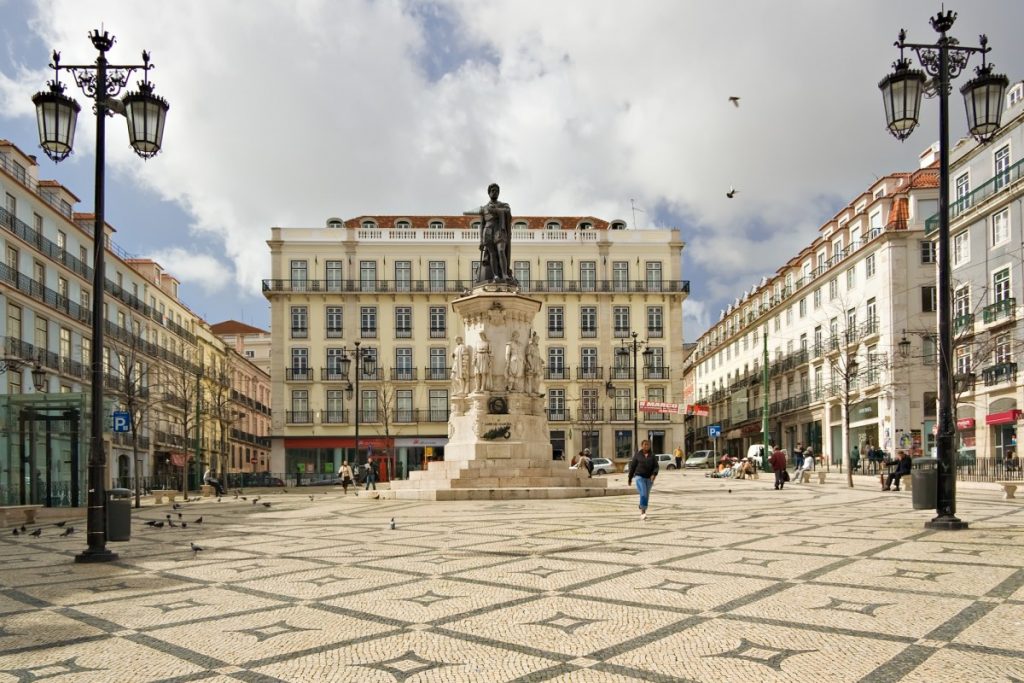 Praça Luís de Camões door Luca Galuzzi, CC BY-SA 2.5, https://commons.wikimedia.org/w/index.php?curid=3146208