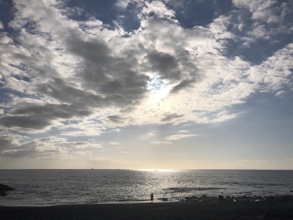 Zonsondergang over een bewolkte oceaan