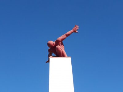 Sculptuur van een knielende man uit de collectie van Karl Heinz Stock van Quinta dos Vales in de Algarve in Portugal