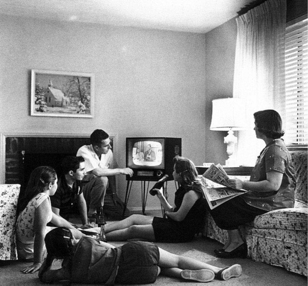 Familie kijkt televisie 1958