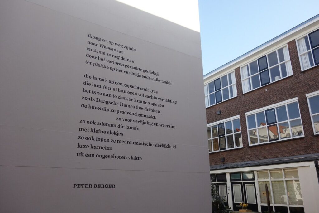 Huisjes van hofje Het Lissabon met gedicht van Peter Berger.