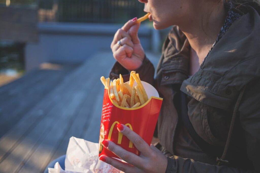 Een frietje eten