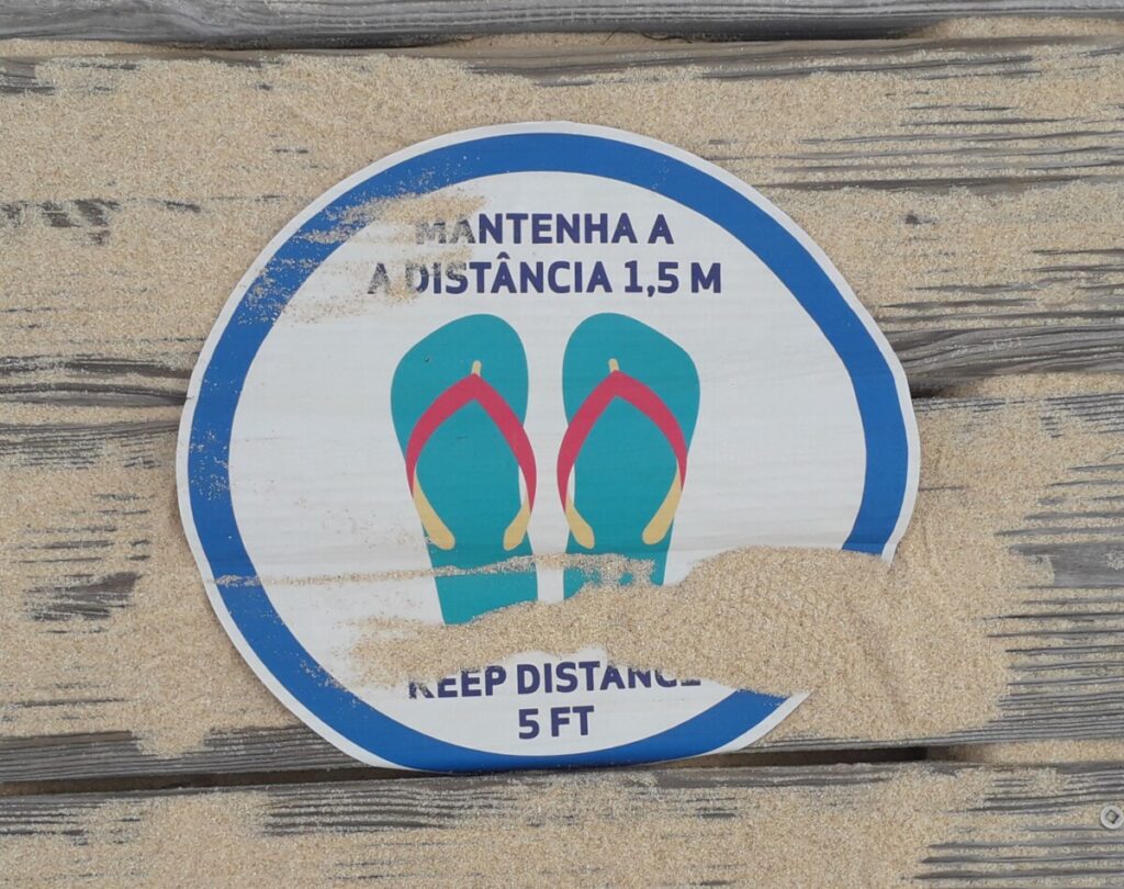 Sticker op een strandplankier die maant tot astandhouden in de Algarve in Portugal