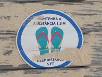 Sticker op een strandplankier die maant tot astandhouden in de Algarve in Portugal