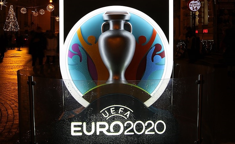 Logo en beker van voetbaltoernooi Euro2020