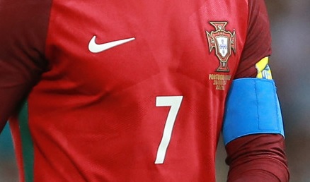 Foto van borstkas van Cristiano Ronaldo. Uit het nummer 7, de aanvoerdersband, en het embleem van de Portugese voetbalbond is af te leiden dat hij het is.