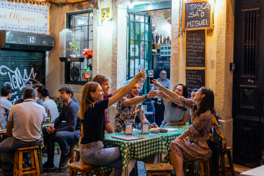 Proost in een café in Lissabon