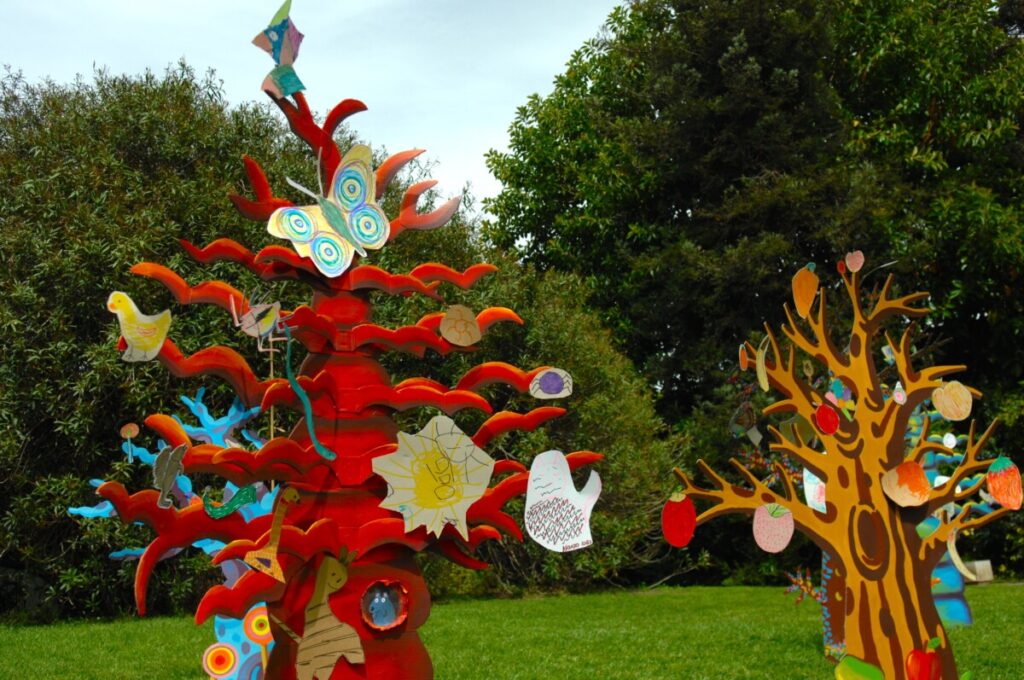 De speeltuin met kunstbomen in het Gulbenkian.