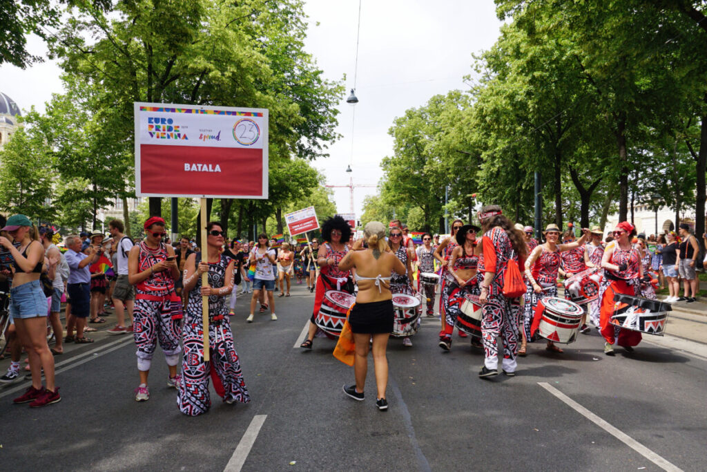 Optocht van mensen die pleitten voor diversiteit in soorten van seksualiteit zoals non binair of transitie.