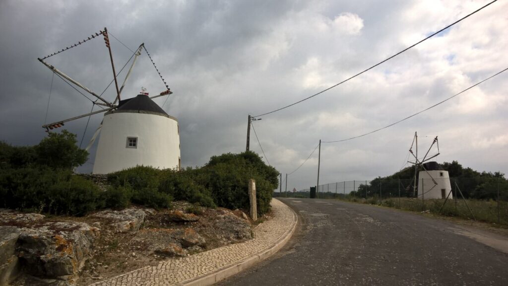 Molens langs de weg in Moledo, vlakbij de Spaanse grens.