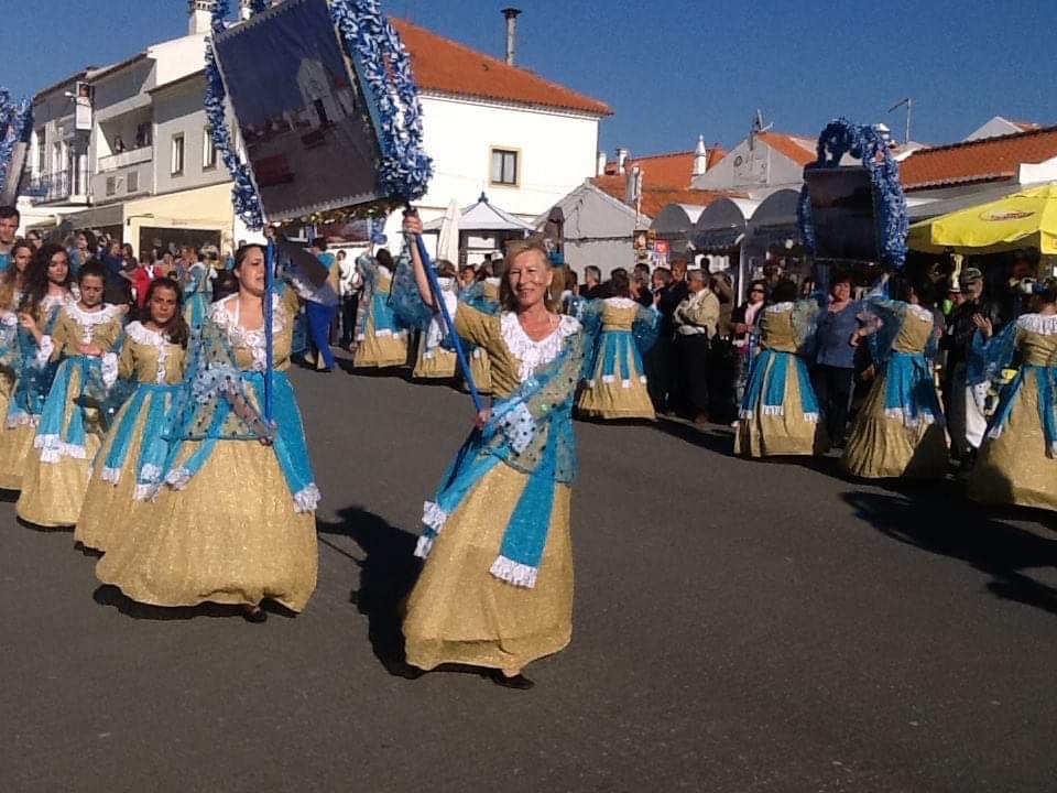 De dansende Zina tijdens een van de feesten in Zambujeira