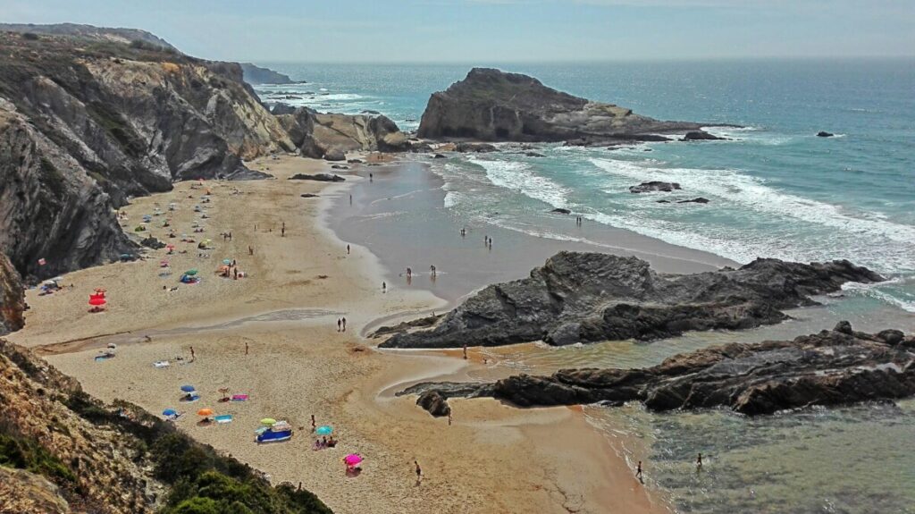 De baai en zandstrand van Zambujeira do Mar