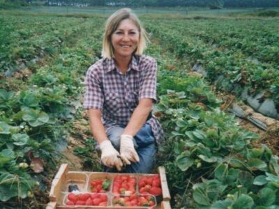 Oekraïnse Zina in een aardbeienveld in Portugal in de 90er jaren.