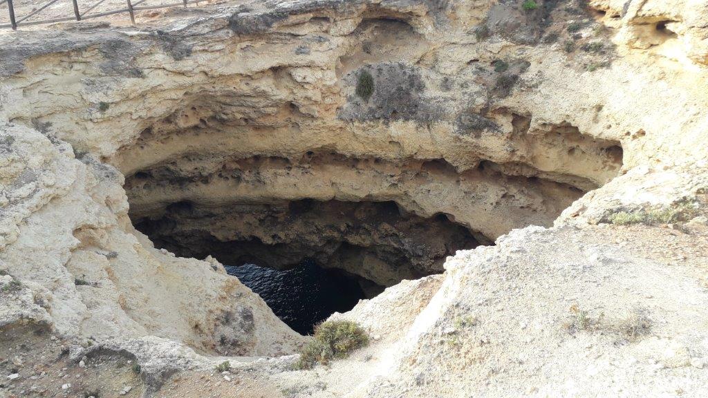 Sinkhole in de Algarve in Portugal, bij Benagil.