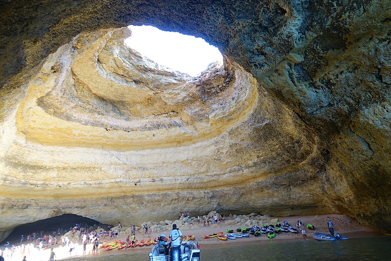 Het binnenstrandje in de grot van Benagil, in de Algarve in Portugal.