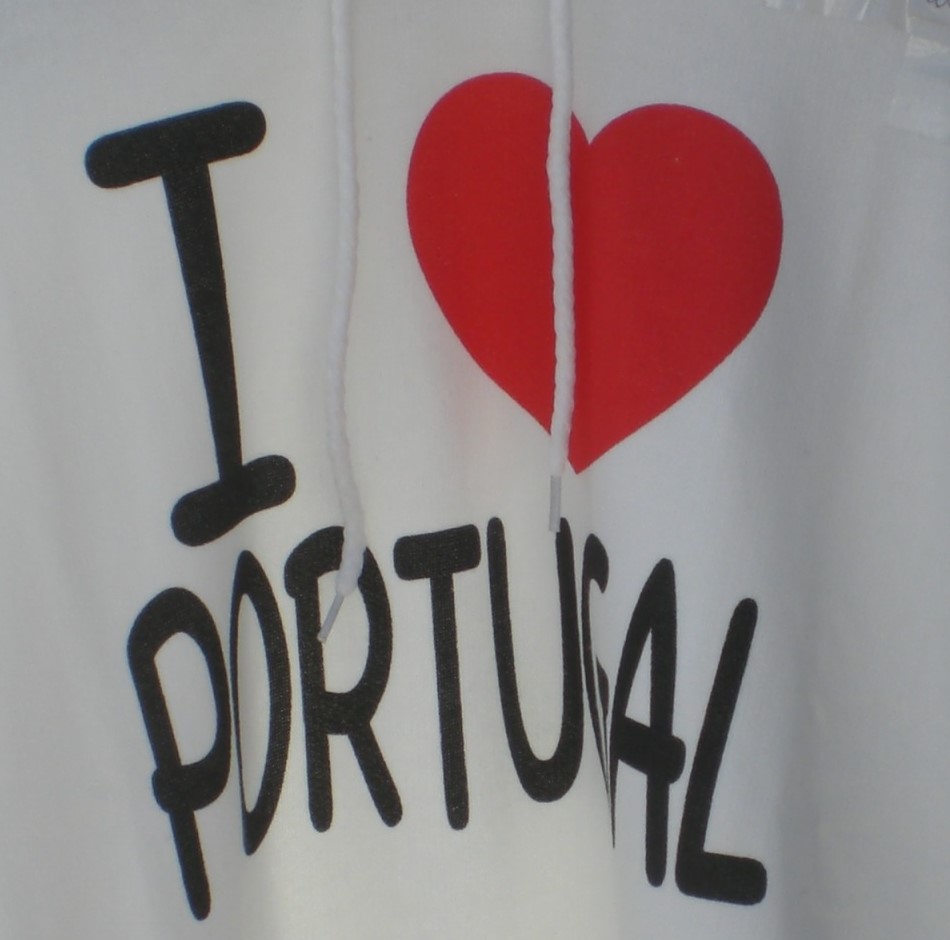 Tekst "I Love Portugal" op een t-shirt waardoor de letters niet helemaal strak zijn maar wel begrijpbaar.