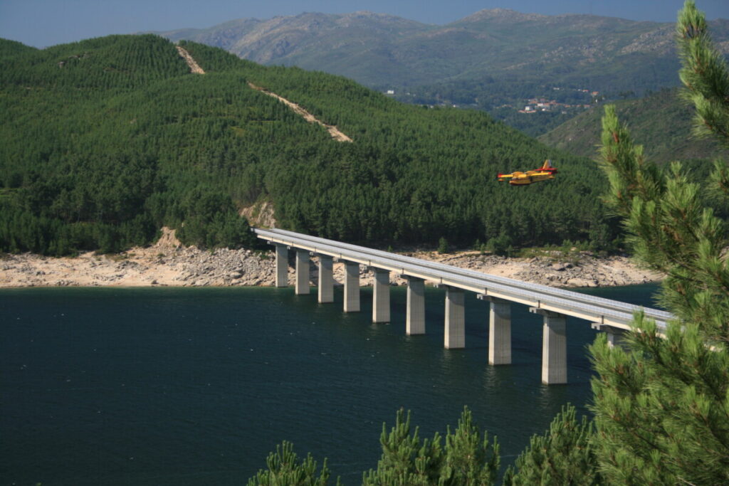 Een nieuwe brug voor het verkeer over het Alto Lindoso dam/stuwmeer. De krachtigste waterkrachtcentrale in Portugal