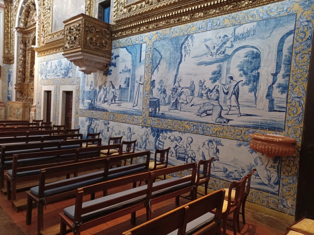 Tegeltableau in de kloosterkerk van het Convento dos Cardaes in Lissabon. De tegels zijn gemaakt door de Amsterdamse Jan van Oort.