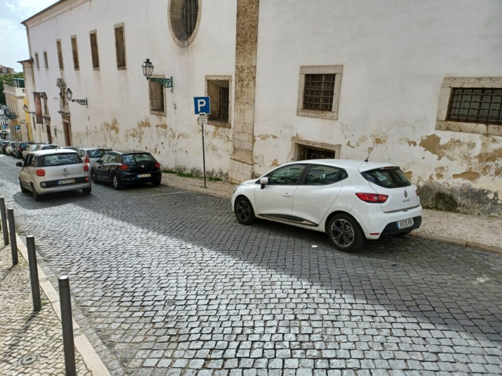 In een onbeduidend straatje staat het Convento dos Cardaes, een schitterende kloosterkerk. 