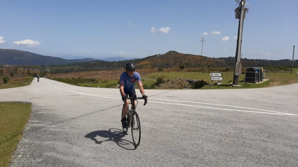 Fietser op een Portugese weg