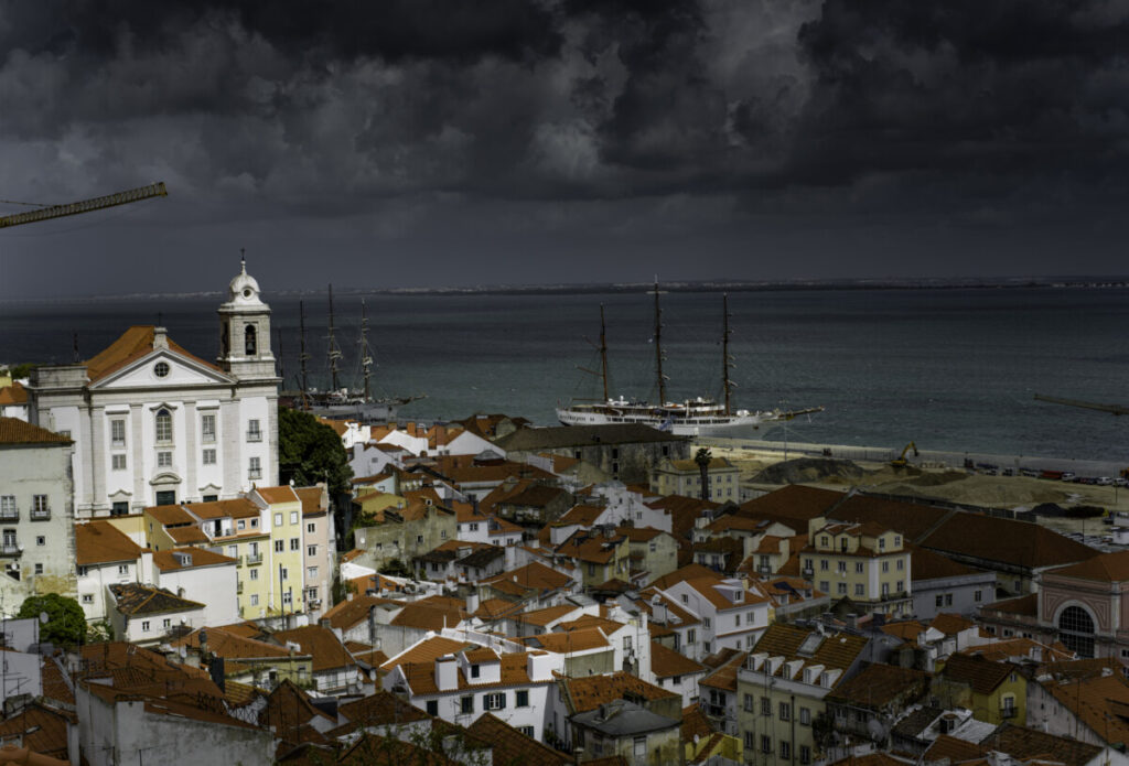 Alfama. De oudste wijk van Lissabon met zijn smalle straatjes.