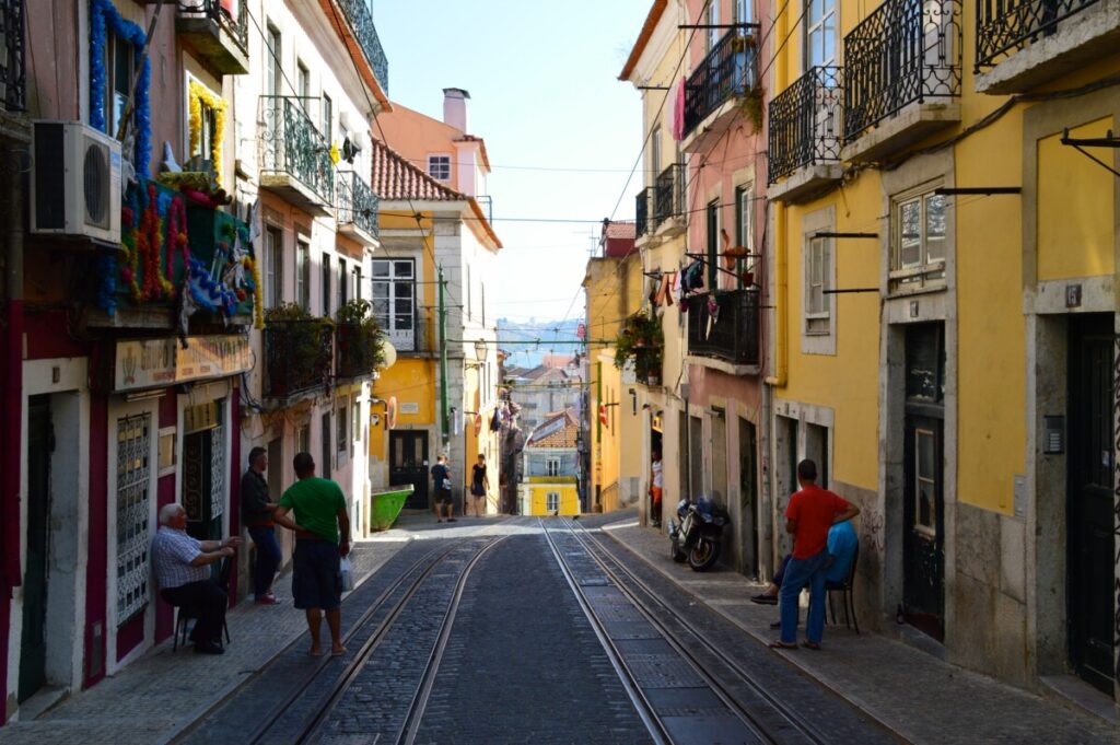 Een schilderachtig straatje in de Bairro Alto.