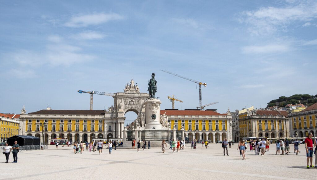 Het Praça do Comércio aan de Taag. Vanaf dit plein vertrekken de hop on hop off bussen.