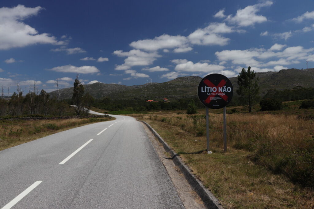 Weg door de Serra de Arga met een protest tegen de lithiummijn