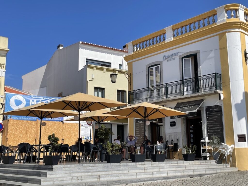 Een fijn terras met koffie en Portugees lekkers