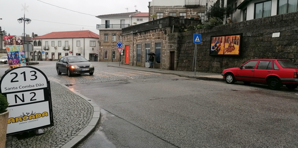 Straatbeeld van Santa Comba Dão met het tegeltableau aan de muur.