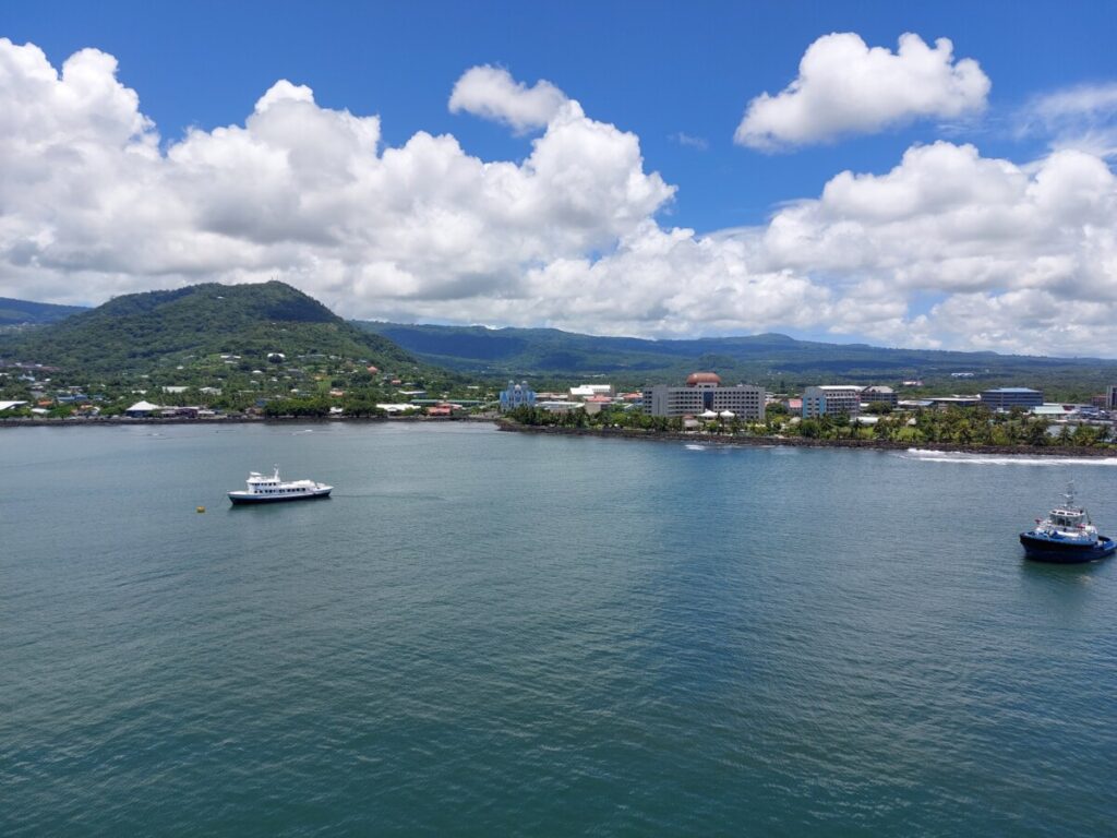 Foto van Apia, de hoofdstad van Samoa, gezien vanaf het water.