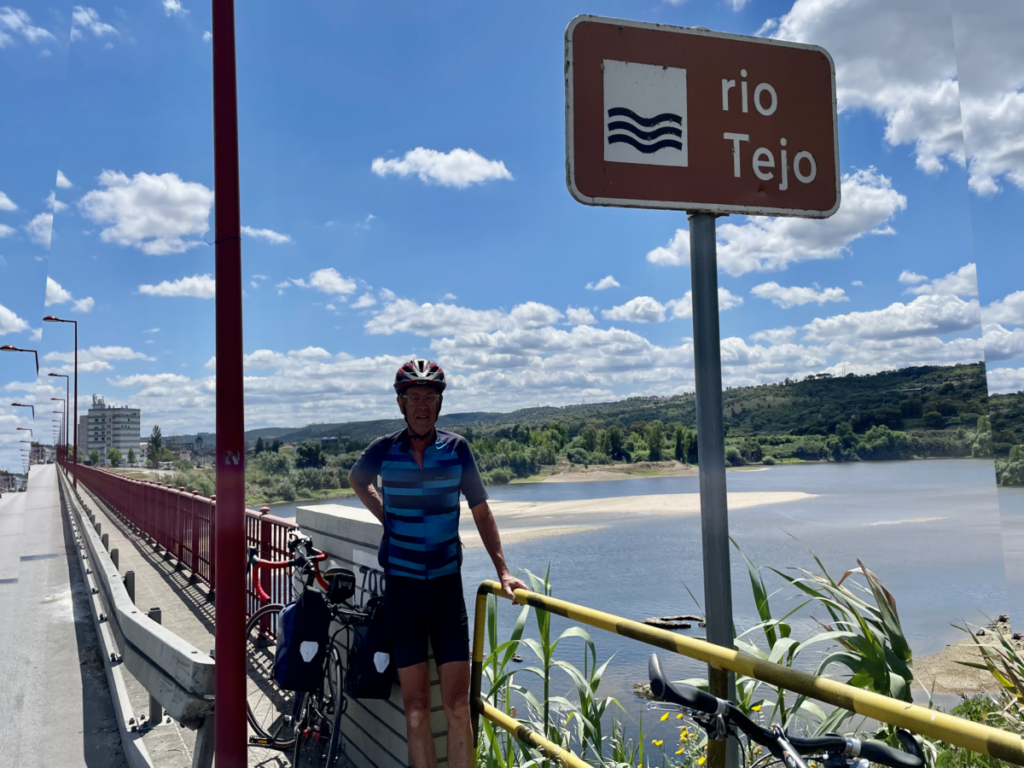 Fietser en de rivier de Taag 