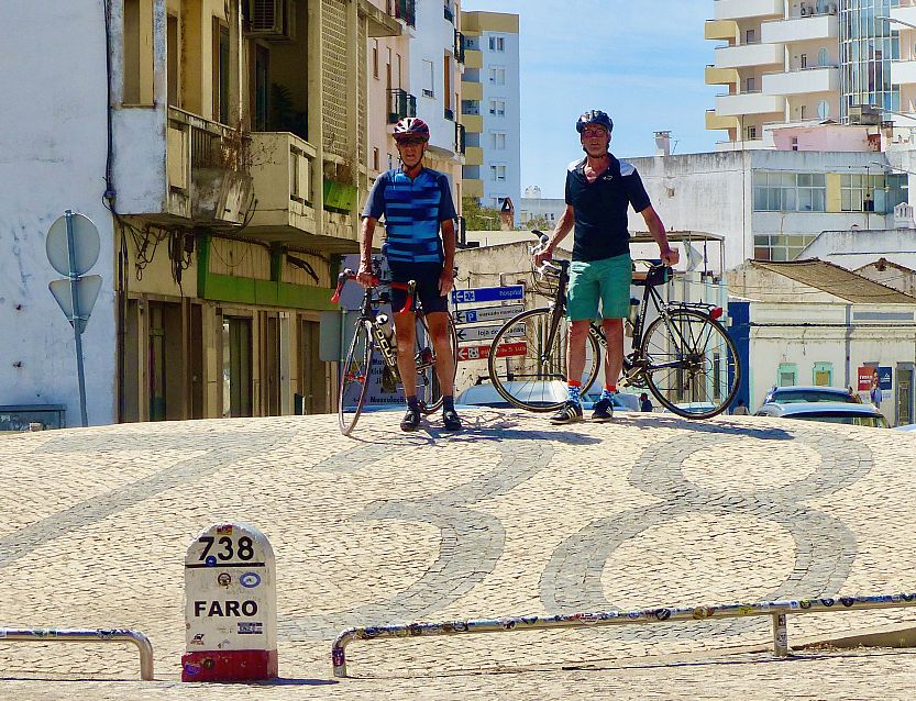 Fietsers bij eindpunt N2 in Faro.