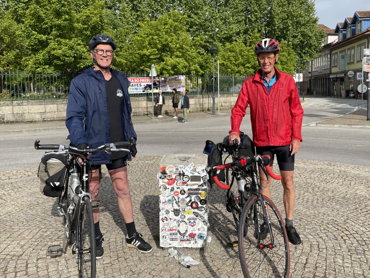 Fietsers bij vertrekpunt N2 Chaves