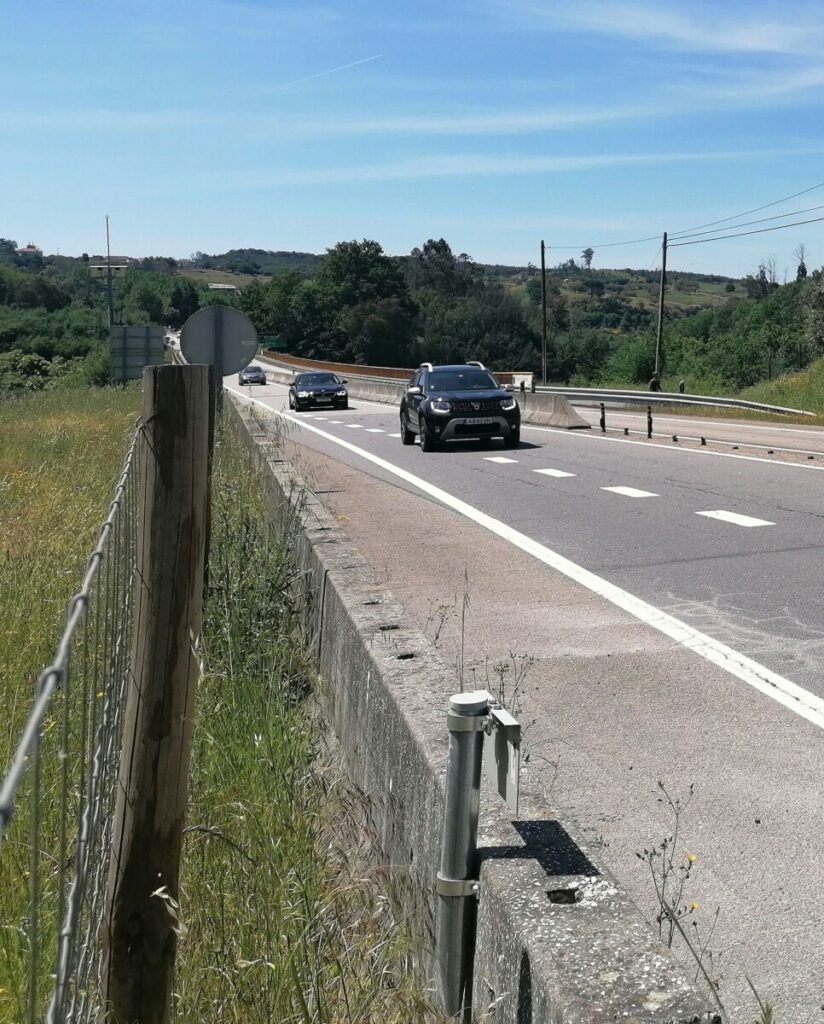 Smalle fietsstrook langs drukke weg