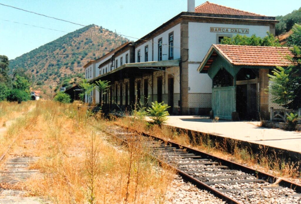 Het verlaten treinstation van Barca d'Alva nabij Spaanse grens