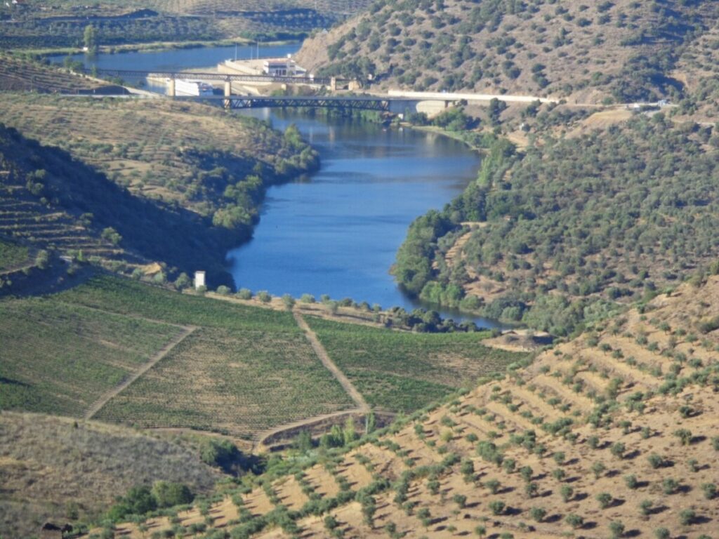 Grensrivier de Douro met spoorbrug en verkeersbrug Barca d'Alva